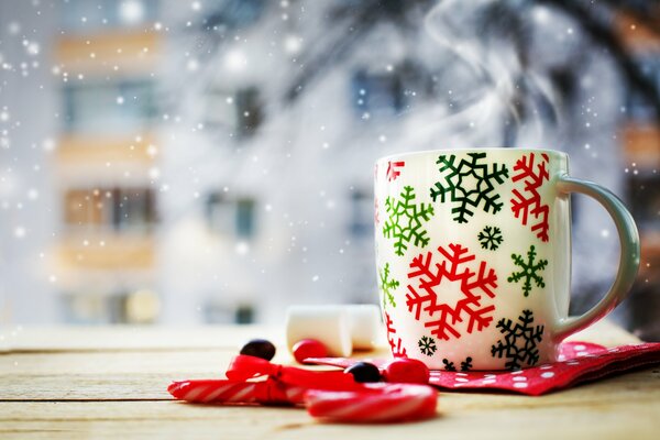 Tasse de fête et bonbons sur la table