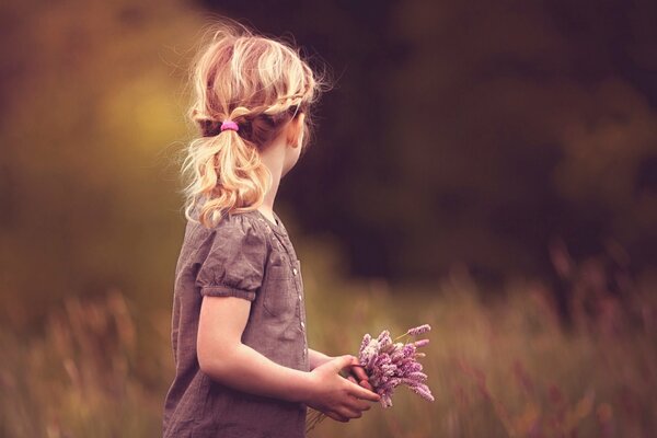 Foto di una ragazza con fiori in mezzo alla foresta