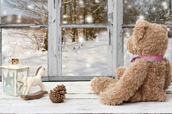 Juguetes de invierno para Navidad y nieve en la naturaleza en año nuevo