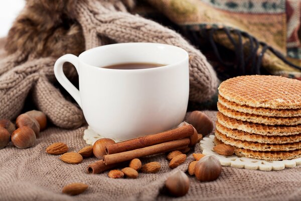 Une tasse de café et de cannelle, les gaufres sont très appétissantes!!!