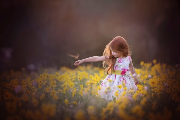 Fille dans un champ d été en fleurs