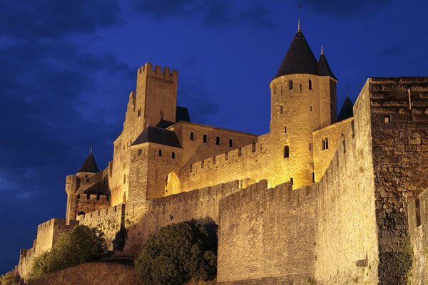 Schloss unter dem Schutz der Nacht