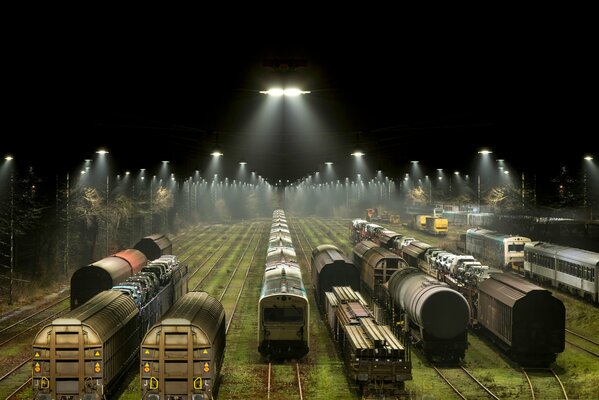 Stazione ferroviaria buia con vogons di notte