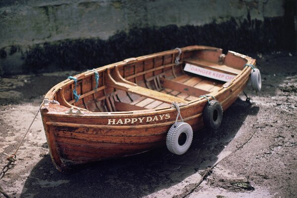 Barco de madera con letras happy days