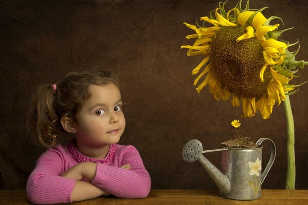 Mädchen mit Sonnenblume am Tisch