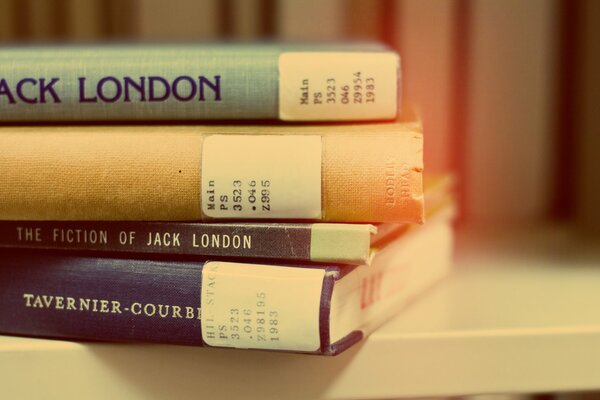 Foto di pile di libri Jack London