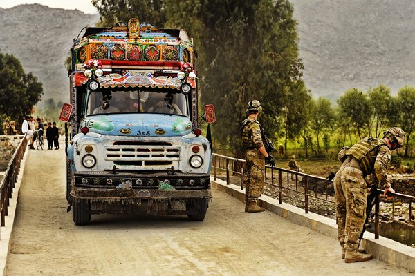 ZIL Monte le pont devant les militaires