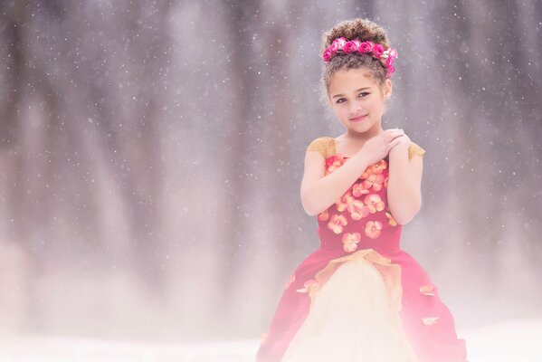 Photo de jeune fille posant sur fond d hiver