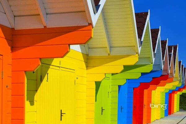 Case colorate per una vacanza al mare contro il cielo blu