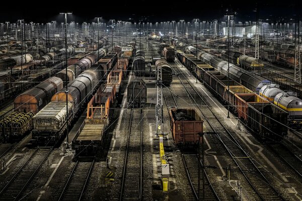 Nachtbahnhof mit Güterwaggons