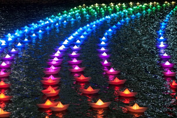 Image de bateaux en papier lumineux multicolores