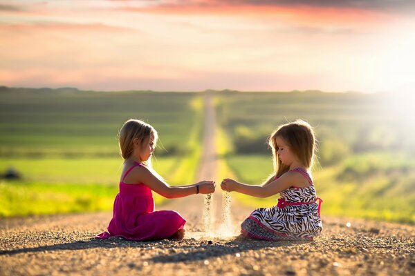 Strada spaziosa e ragazze sotto il sole