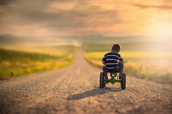 Niño pequeño monta una bicicleta