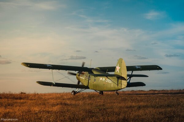 Photo d un avion debout dans un champ