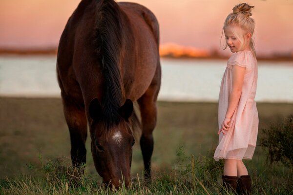 Fille dans la nature à côté d un cheval