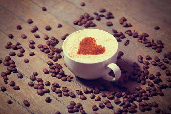 Café con leche corazón en un tazón