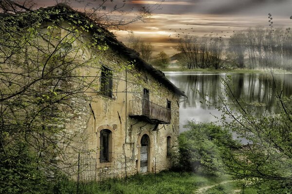 Casa abandonada junto al río en el pueblo