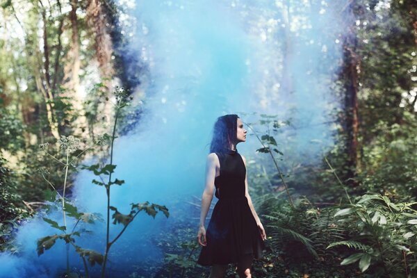 Foto de la chica en la niebla azul