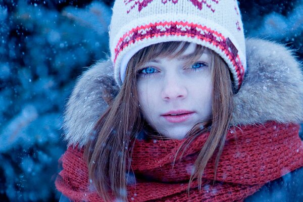 Retrato de invierno de una niña con una bufanda y un sombrero