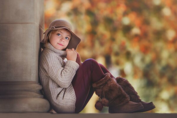 Portrait d une jeune fille dans un chapeau et des bottes