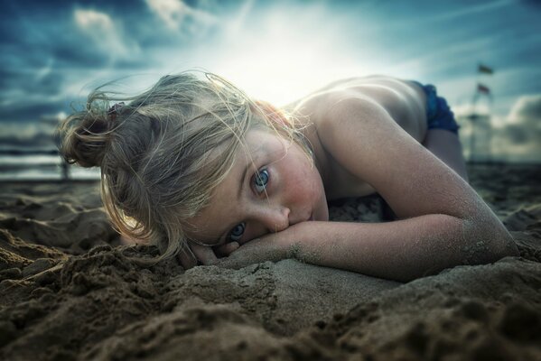 Mädchen mit blauen Augen am Sandstrand