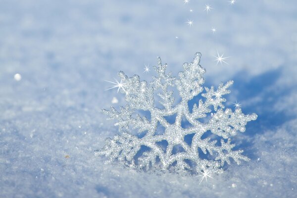 Fiaba di Capodanno di un simpatico Fiocco di neve