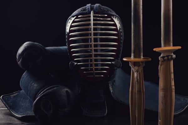 Eine Schutzmaske und zwei Katanas aus Samurai-Munition