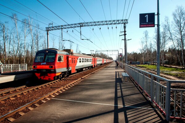 Tren de pasajeros en el punto de parada