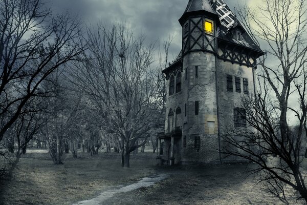 Halloween-Spukhaus und Schloss vor dem Hintergrund eines Vollmondhimmels mit schrecklichen Wolken ist es gruselig