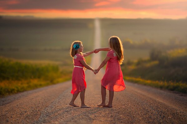 Filles mignonnes dansant sur la route