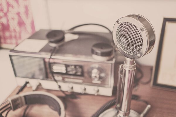 Vintage Metall mikrofon und Radio