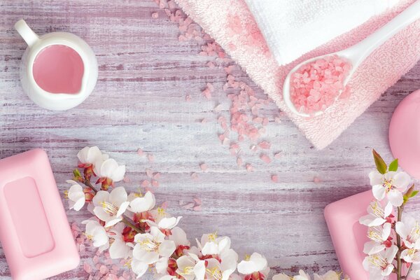 Composition rose-savons, sels de bain et fleurs