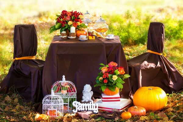 Picnic de otoño en la naturaleza con atributos