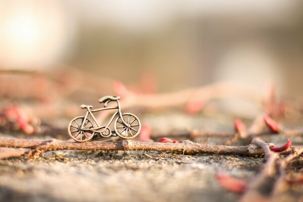 Kleines Spielzeugfahrrad auf einem Stock