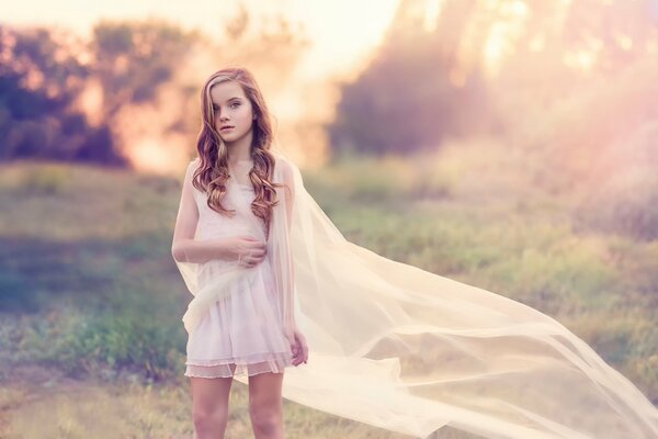 Chica en un vestido blanco con un hermoso peinado