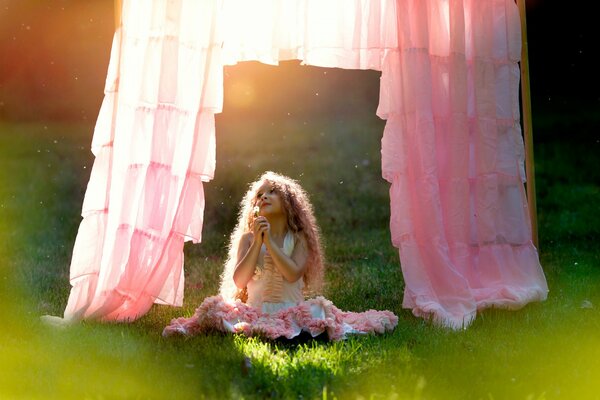 Photo d une petite fille qui rêve sur la pelouse verte