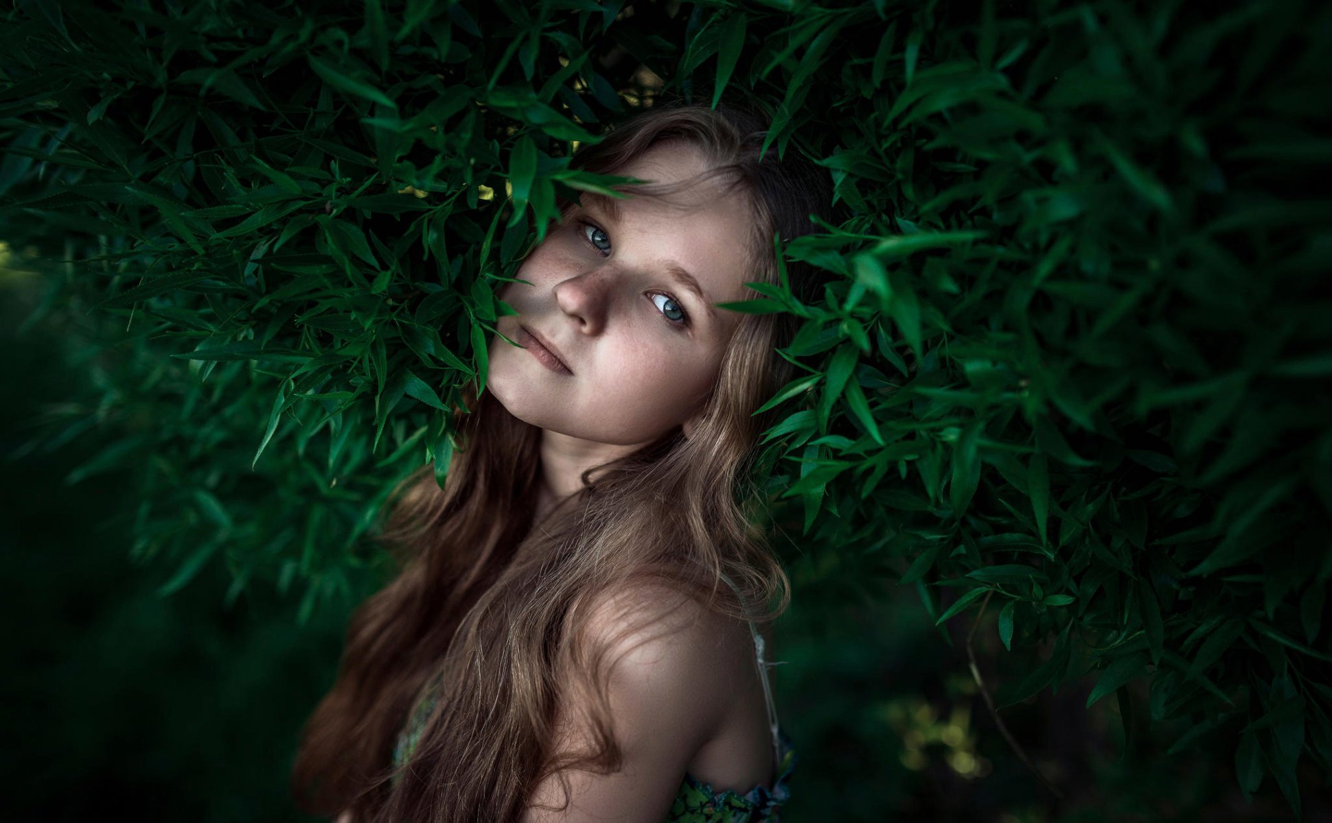 jeune fille taches de rousseur portrait vue verdure