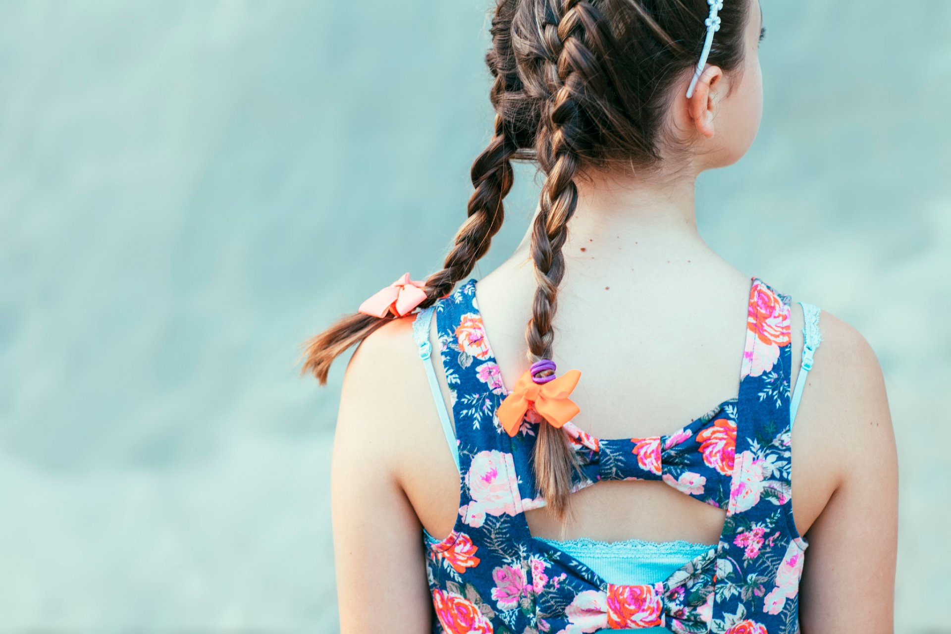 fille dos tresses