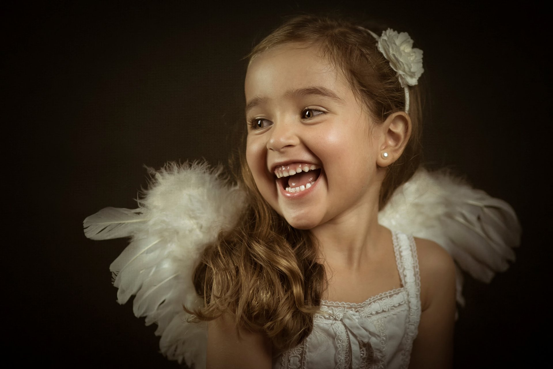 kleine engel lydia mädchen lachen porträt