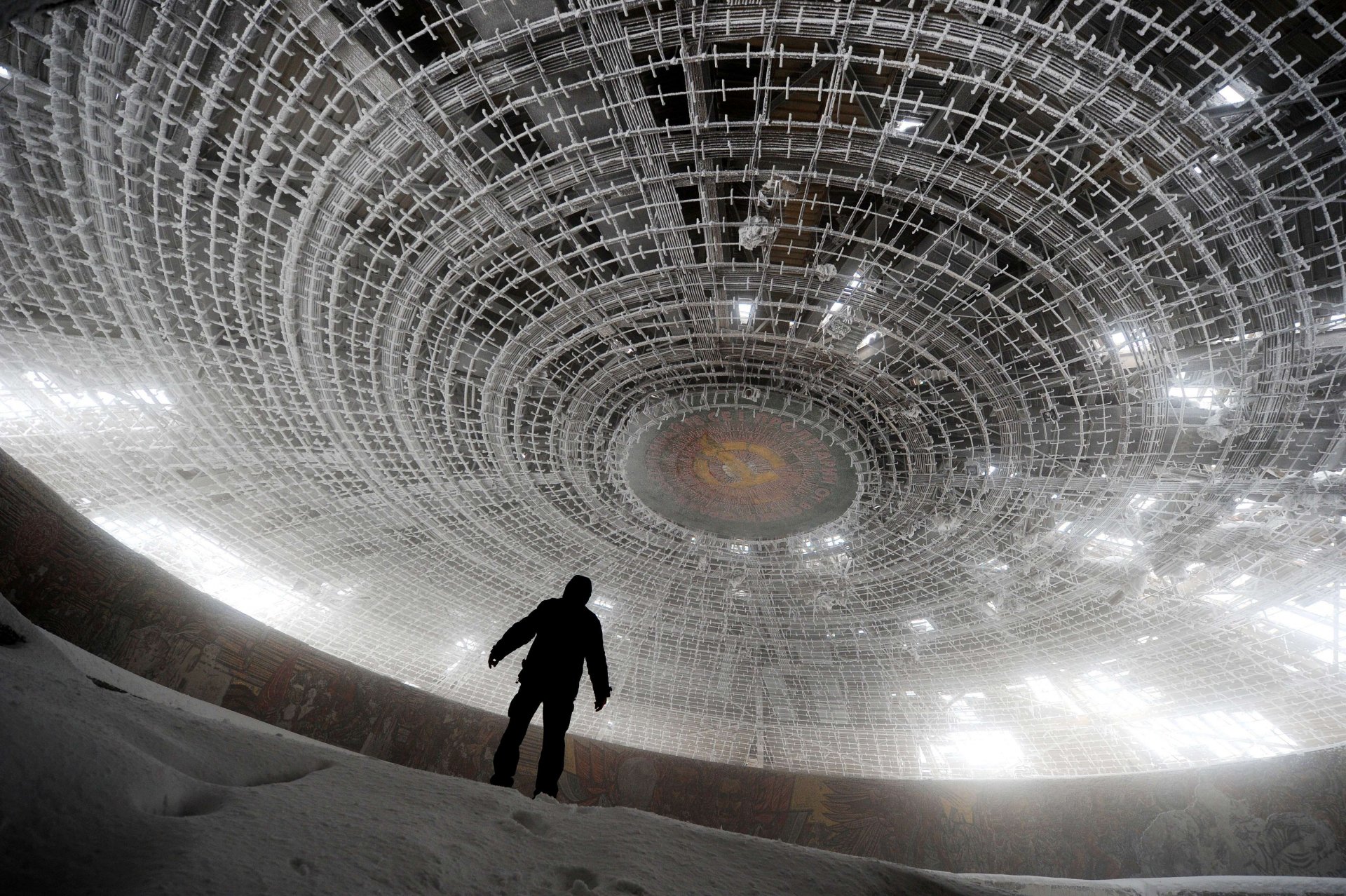 verlassenes kommunismus-denkmal bulgarien mann schwarz udssr licht schnee dach