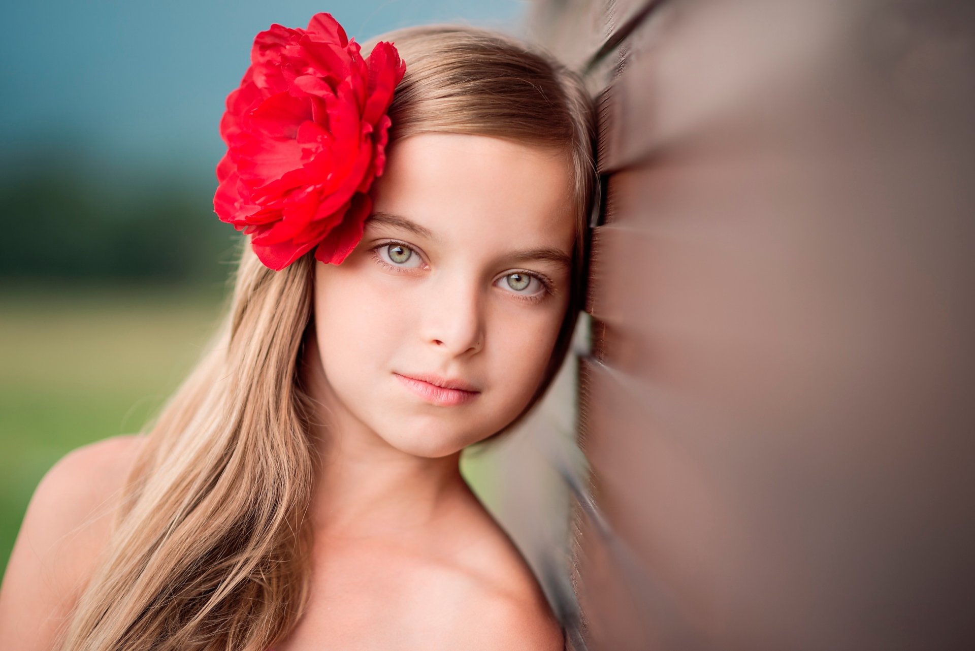 ragazza ritratto capelli fiore bokeh