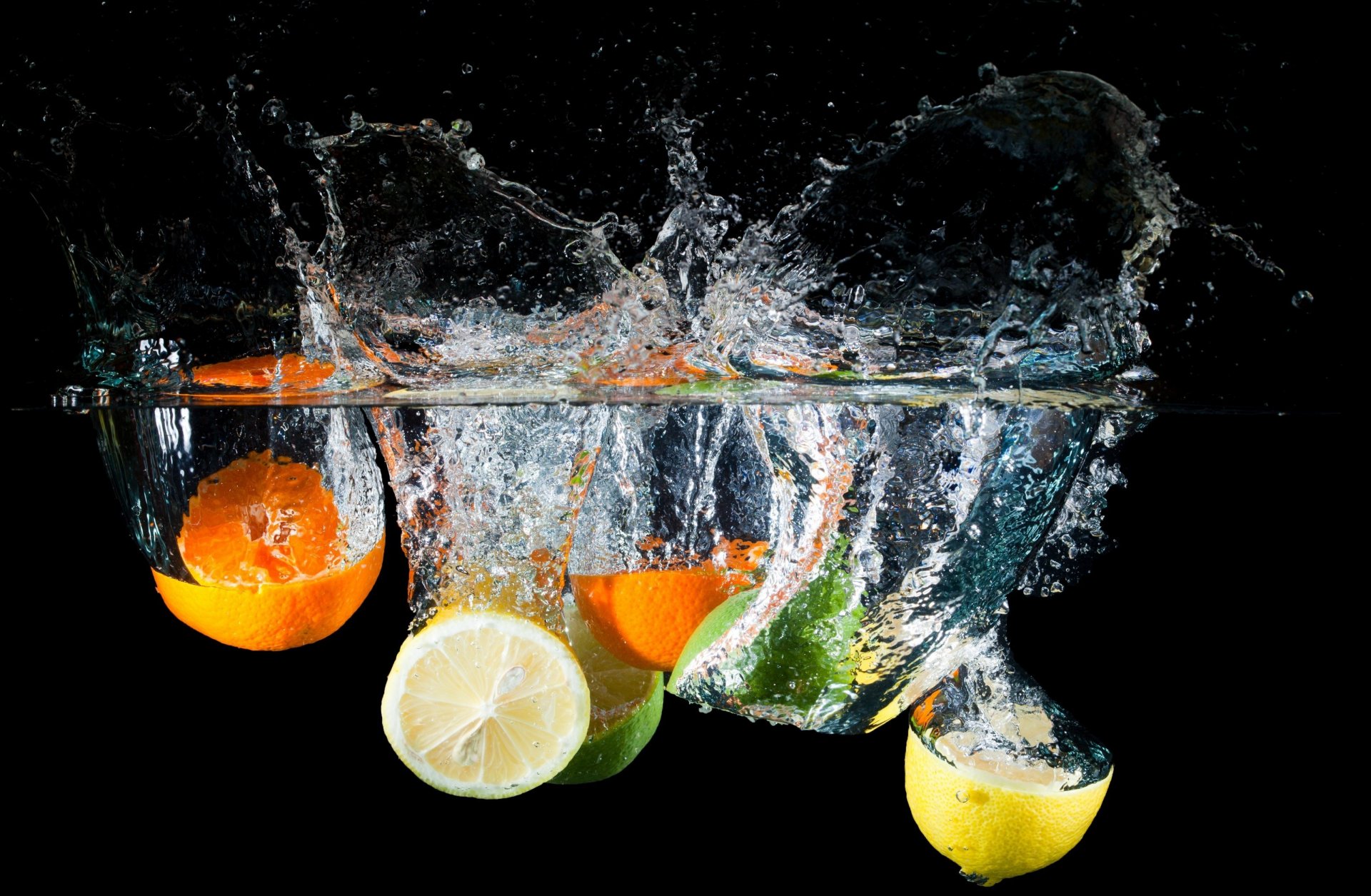 zitrusfrüchte wasser spritzer zitrone limette orange