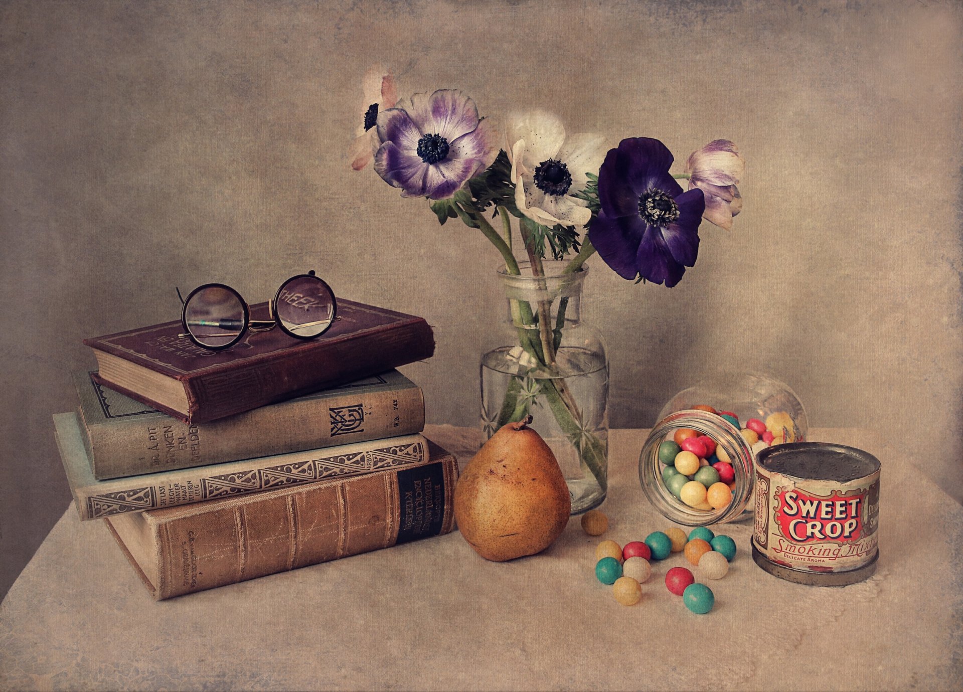 nature morte livres lunettes fleurs poire dragée