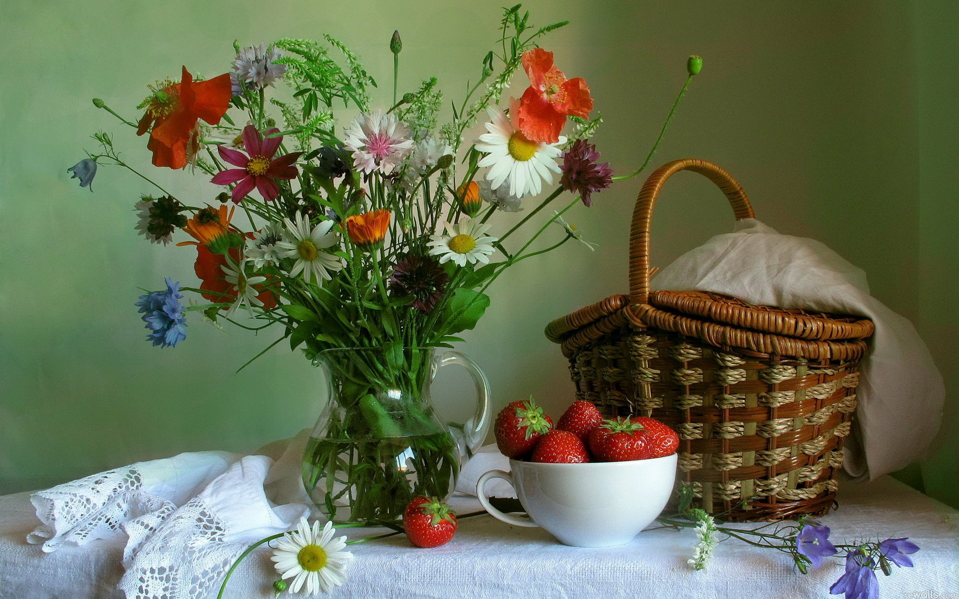 stillleben krug blumenstrauß blumen kamille mohn erdbeere korb