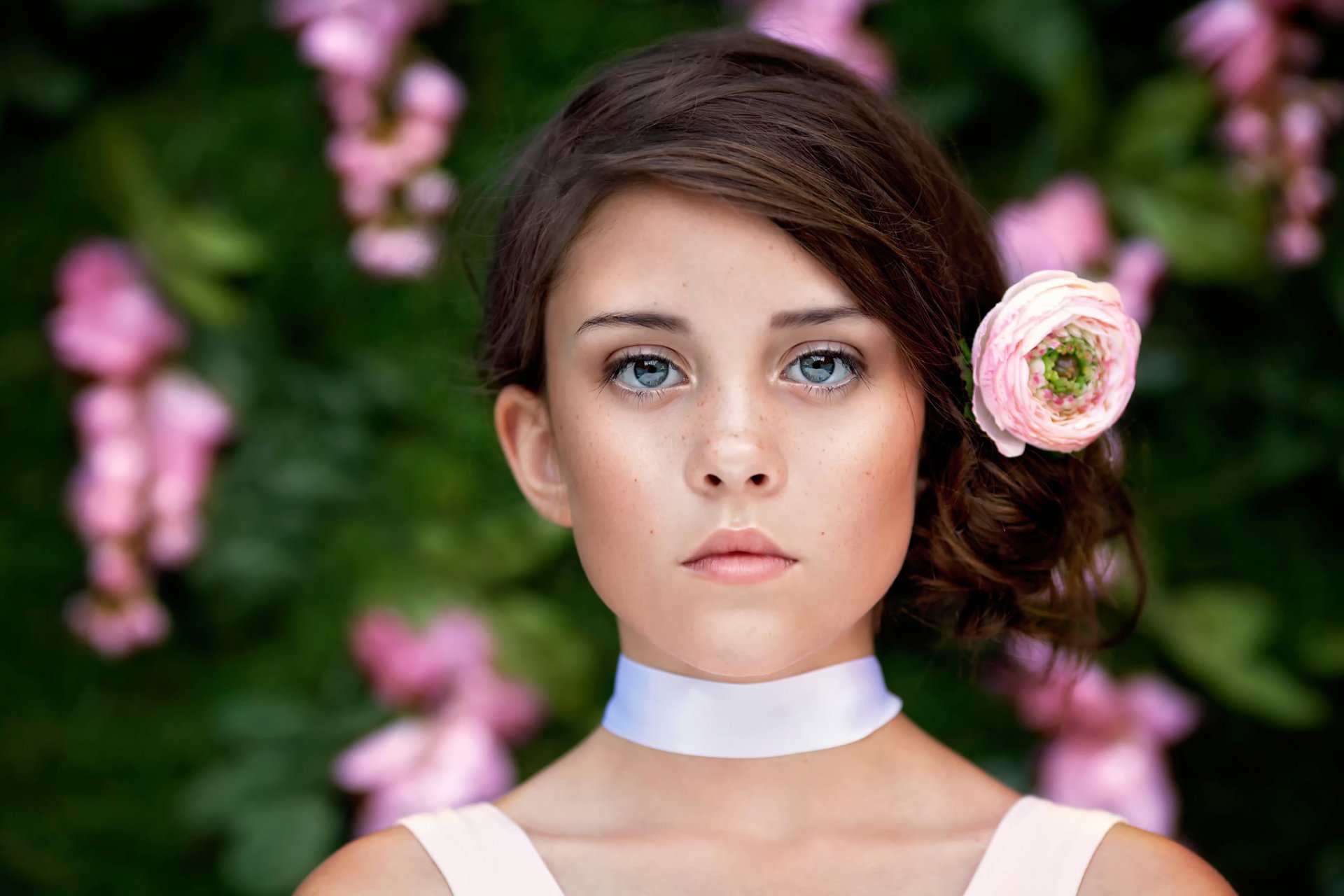 ritratto ragazza vista capelli fiore lentiggini