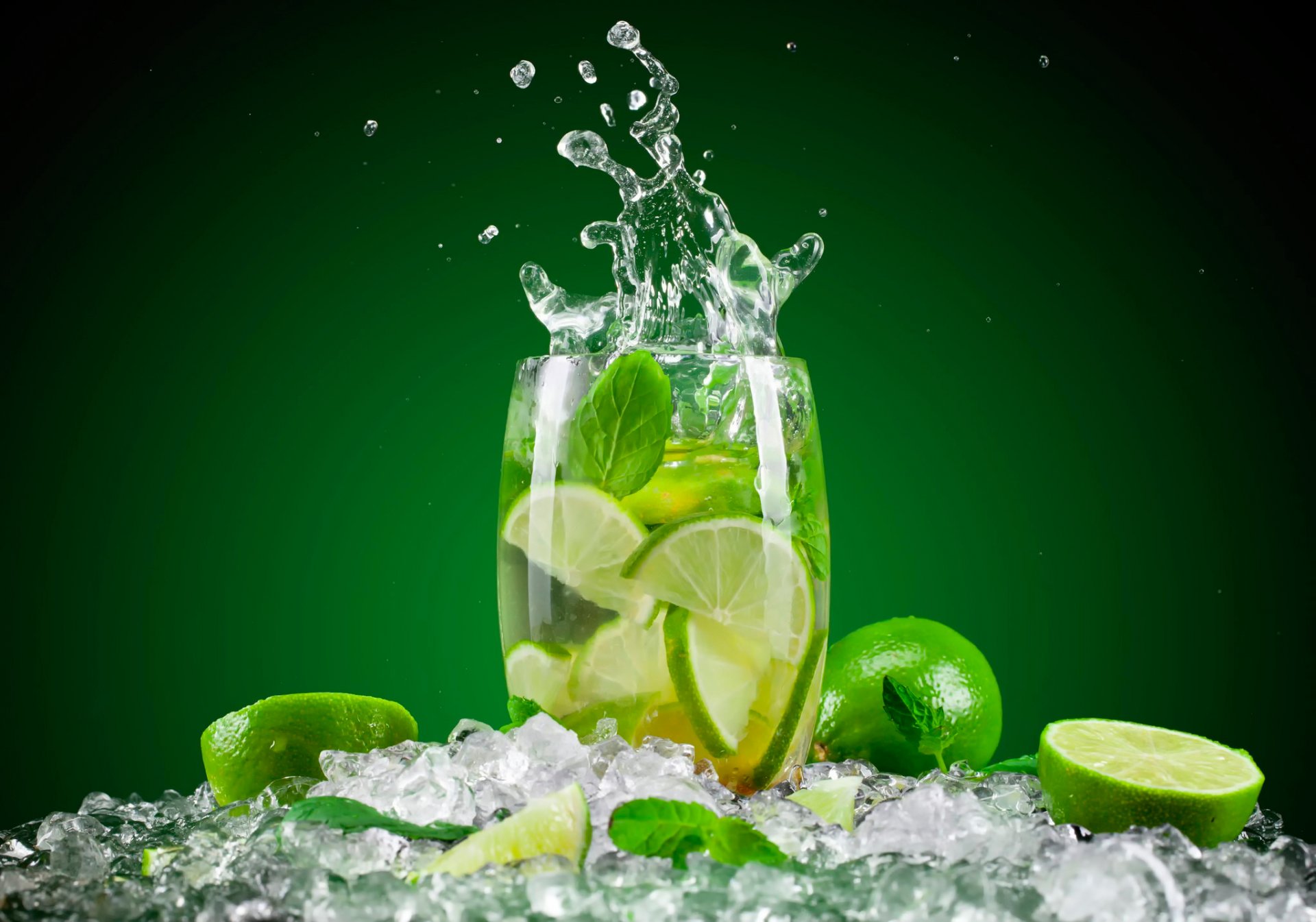 limette minze glas wasser spritzen trinken