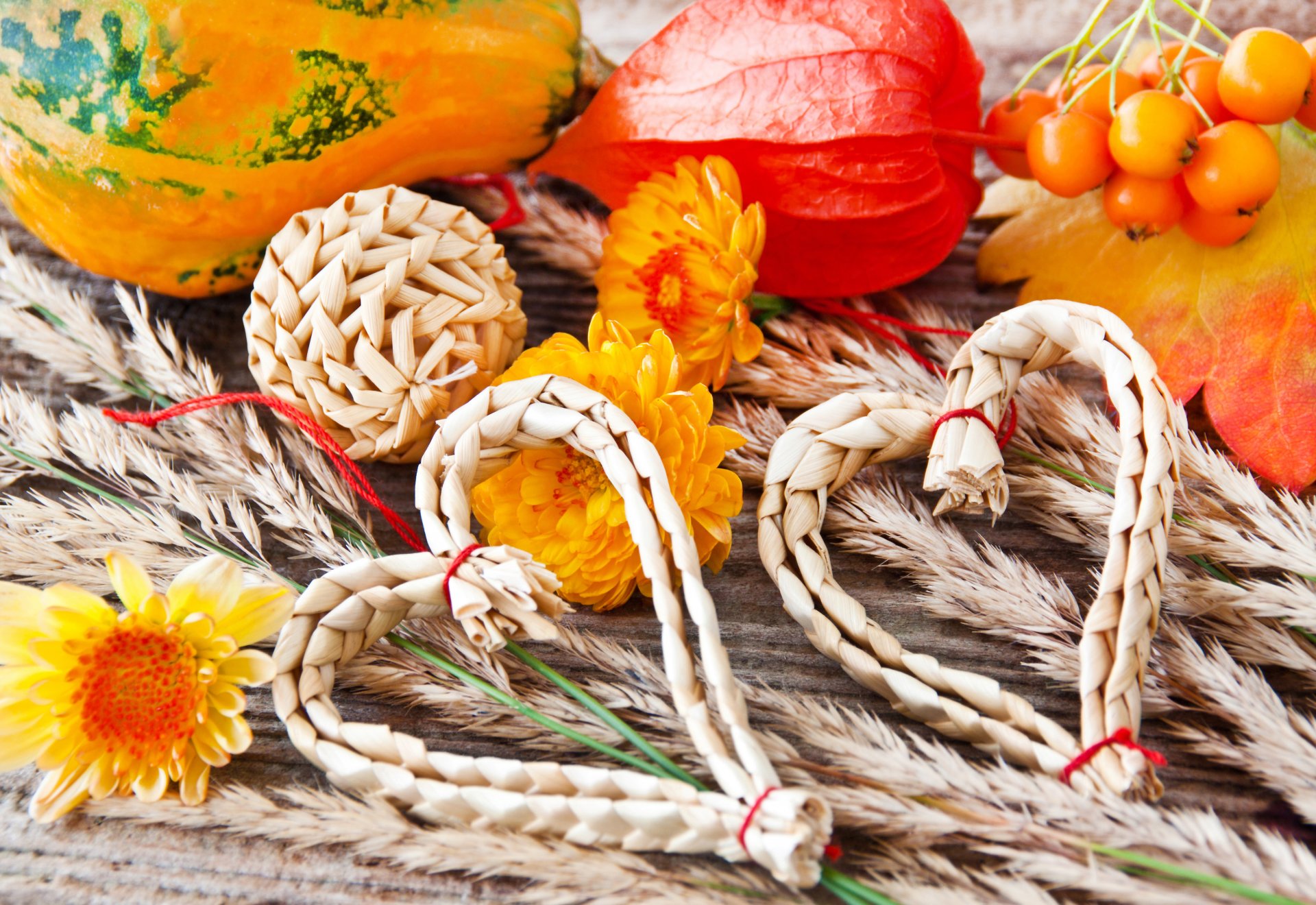 herbst dekoration herzen herzen stroh gemüse kürbis blumen chrysanthemen blätter ährchen ähren