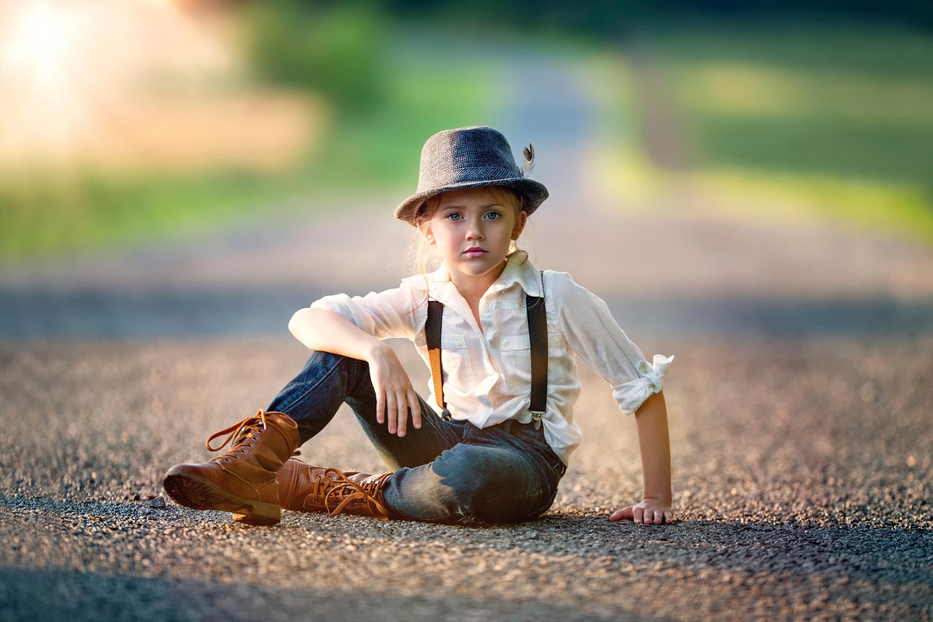 tomboy девочка сорванец шляпа перо рубашка джинсы дорога