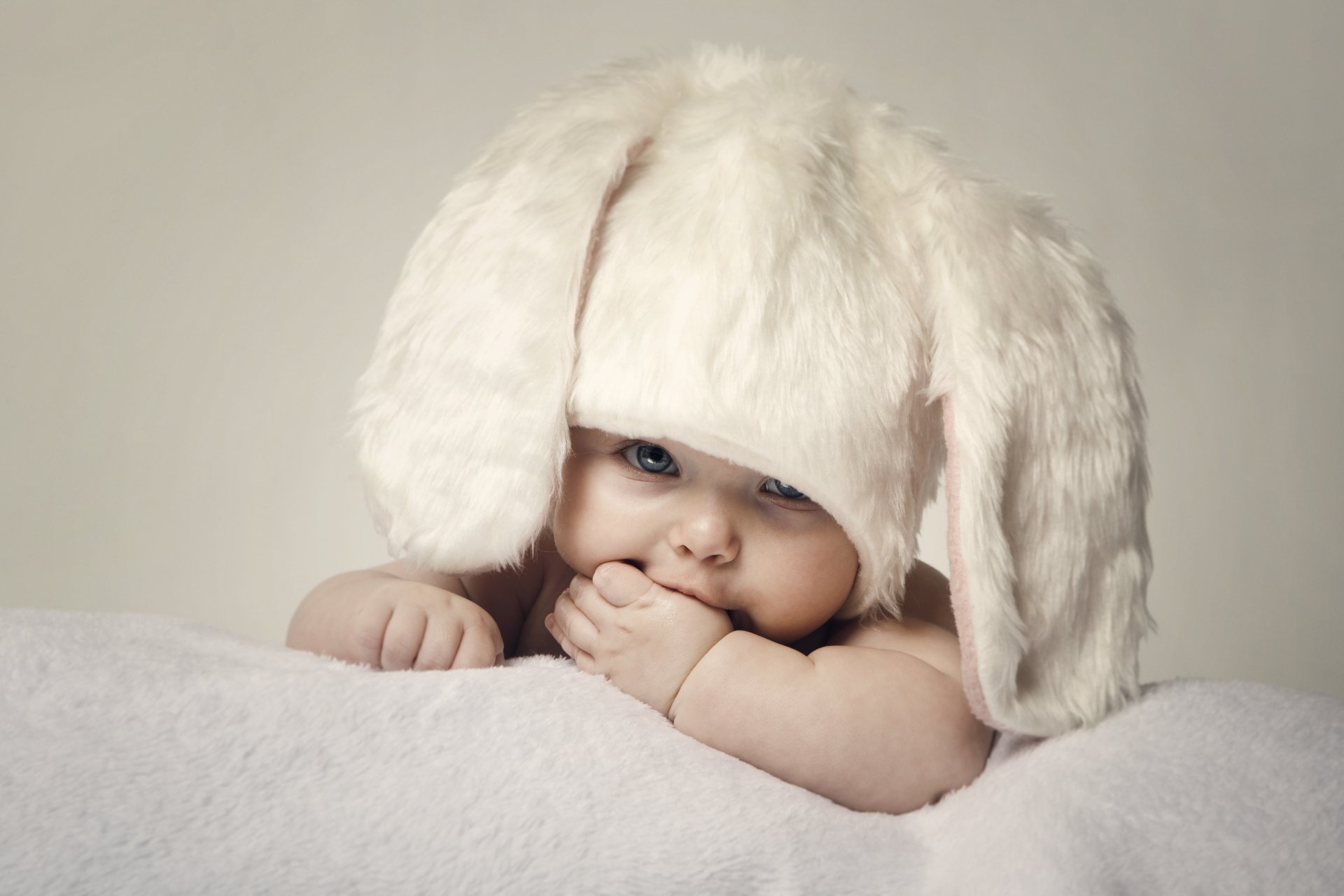 bambino felice bambino grandi bellissimi occhi blu cappello pasqua bambino coniglio bambino bambini adorabile cappello coniglio carino