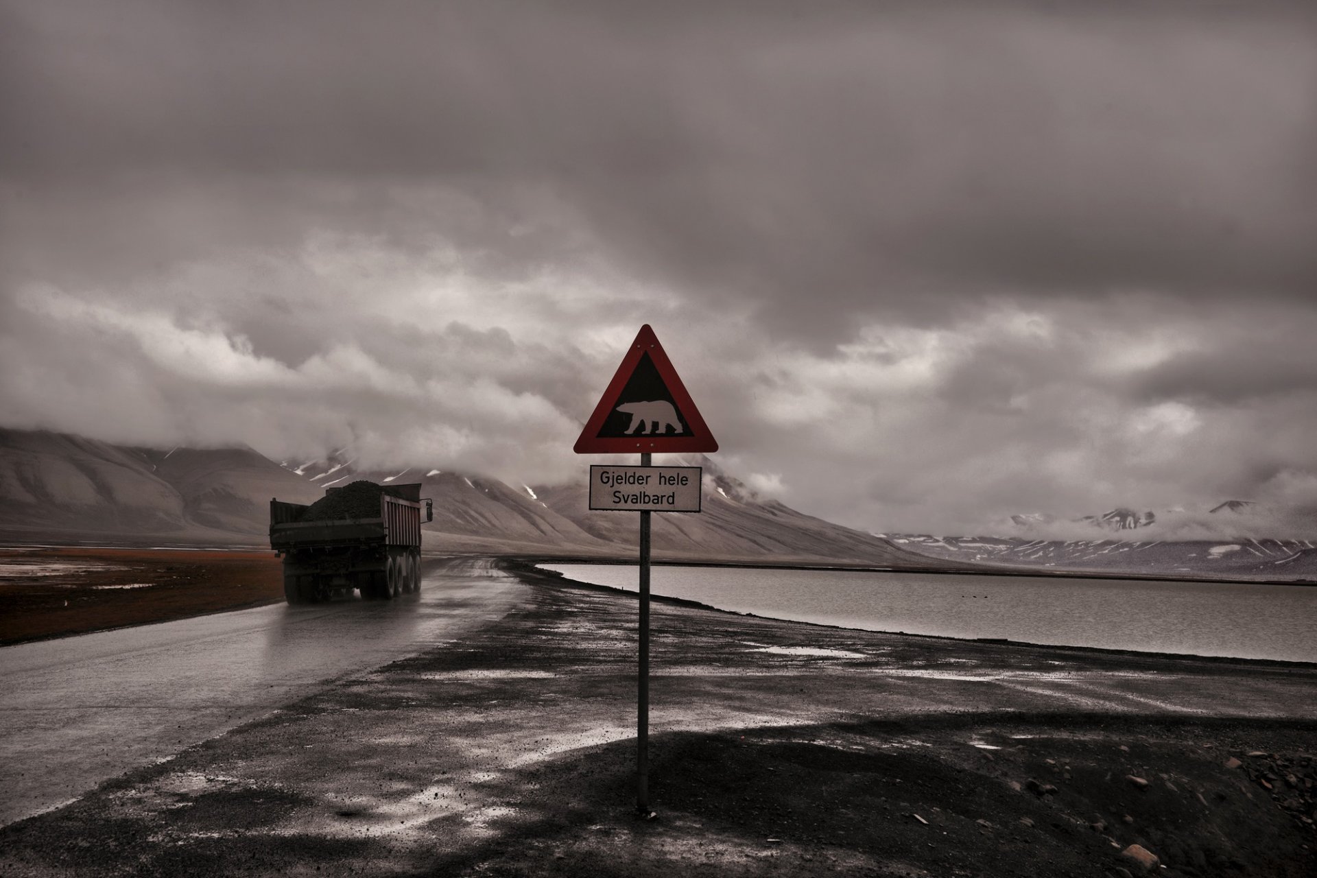 camión carretera montaña signo